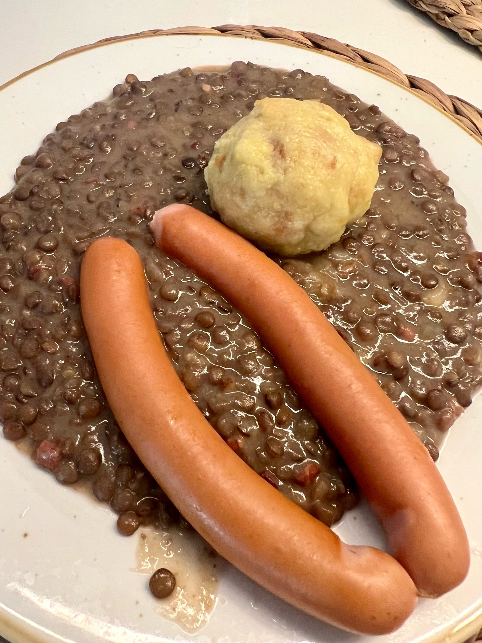 Specklinsen mit Semmelknödel